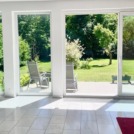 Einfamilienhaus Mit Garten 빌라
