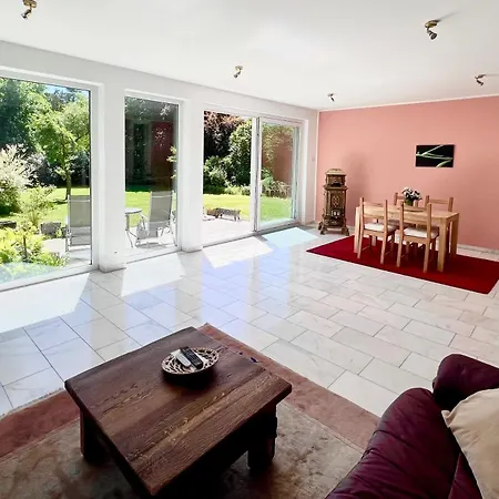 Einfamilienhaus Mit Garten 빌라 팔켄제